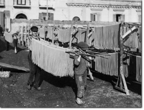 Gragnano Spaghetti sulle Canne esseccazione sulle canne degli spaghetti di gragnano