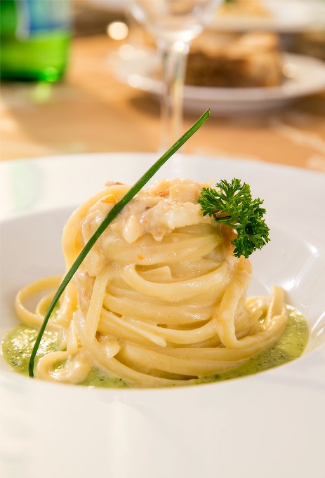 Linguine alla Carbonara di Gamberi su vellutata di zucchine