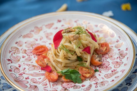 Linguine con sarde finocchietto, pomodorini, pangrattato alle erbe, pinoli e burrata.